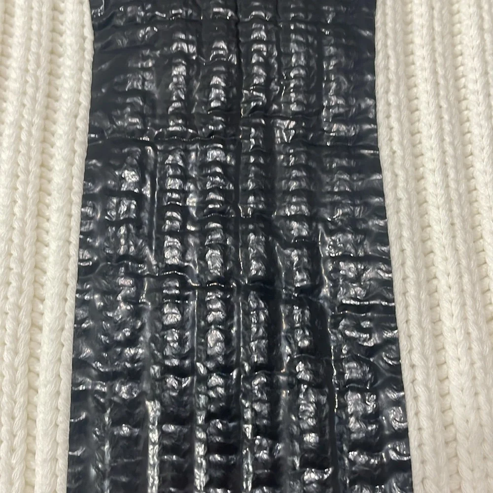 Sportmax White V-Neck Ribbed Sweater Vest with Green and Black Accents - Picture 6 of 9